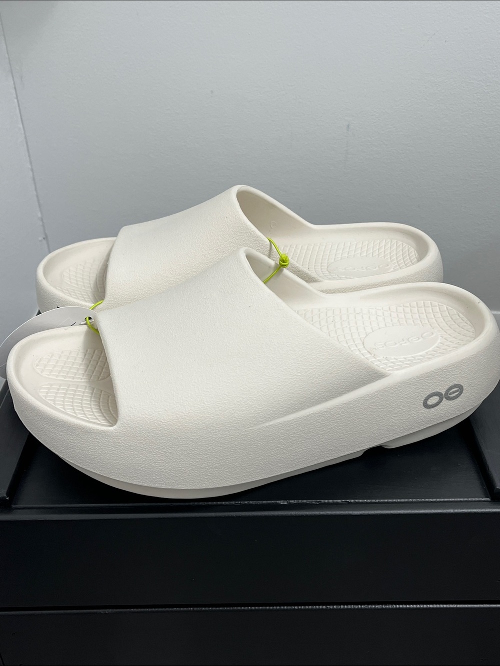 Oofos Ooahh plus + chalk slides sandals women’s size 8 men’s size 6 new - Picture 4 of 7